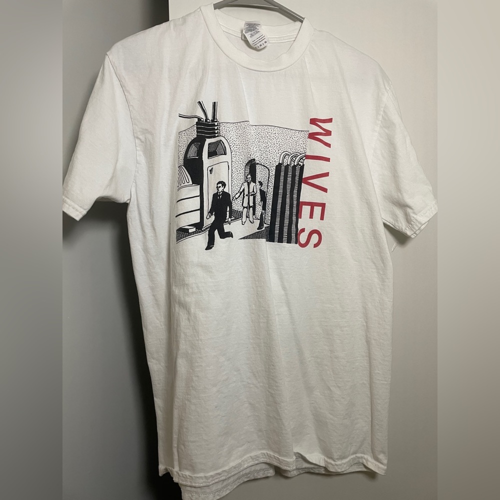 * L white Wives band graphic tee